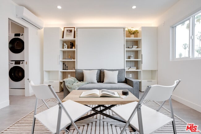 Building Photo - 1313 Ocean Front Walk