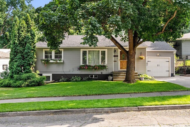 Primary Photo - 2112 E 10th Ave