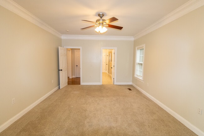 Building Photo - 906 Monarch Cir