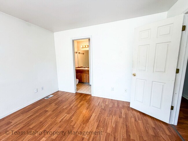 Building Photo - 562 Deer Meadow Ct