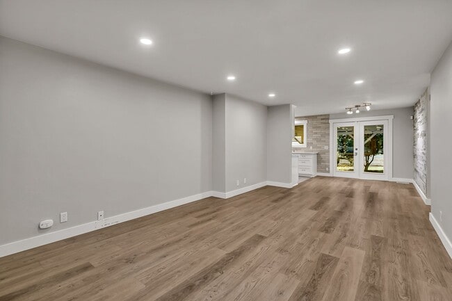 Building Photo - Beacon Hill 2 bed 1 bath home