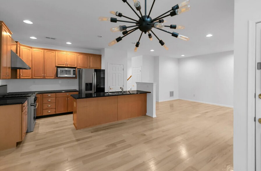 Building Photo - 7 Patriot Hill Dr