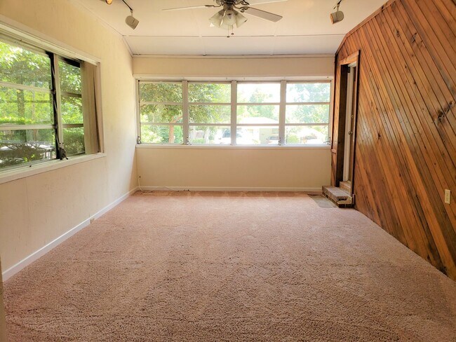 Building Photo - Charming 4 bedroom home for rent close to hospitals with wood floors. Available early August 2026...