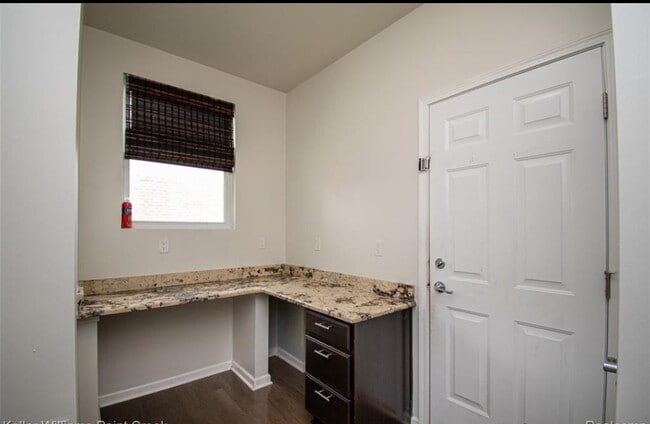 Building Photo - 5995 Branch Dr