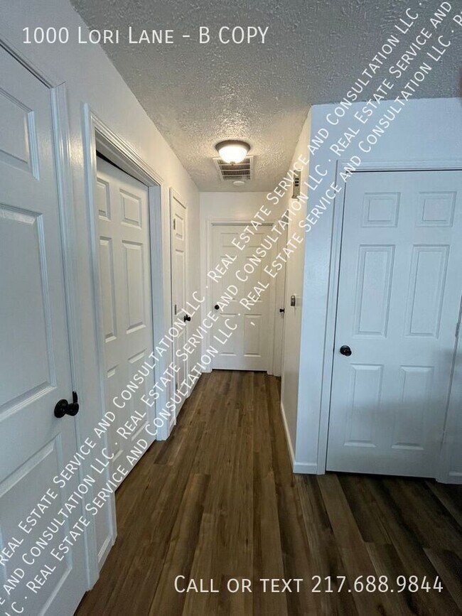 Building Photo - 1000 Lori Ln