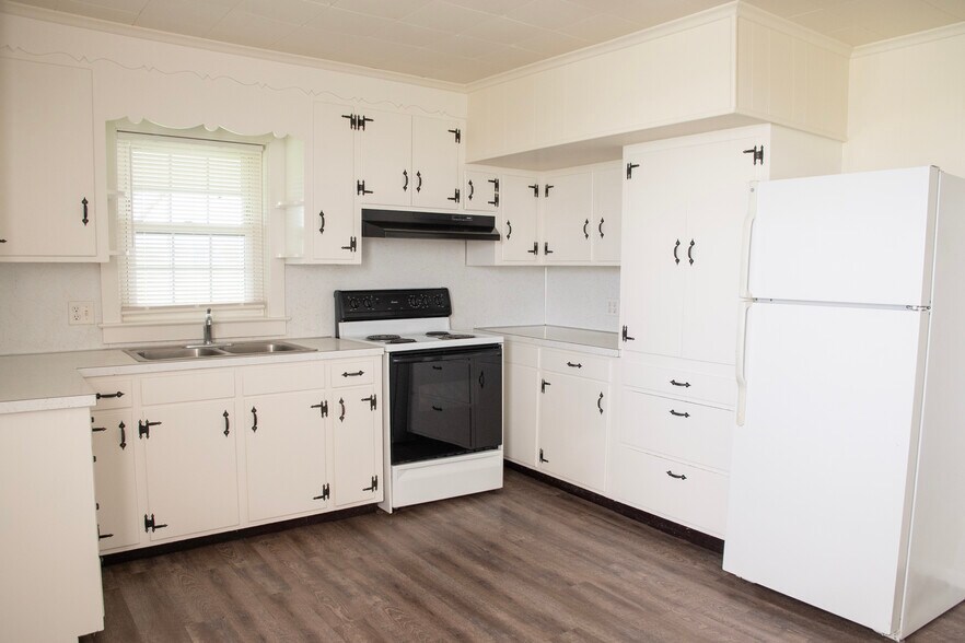 Building Photo - 488 S Colebrook Rd