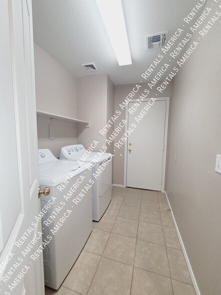 Building Photo - 776 E Cowboy Cove Trail
