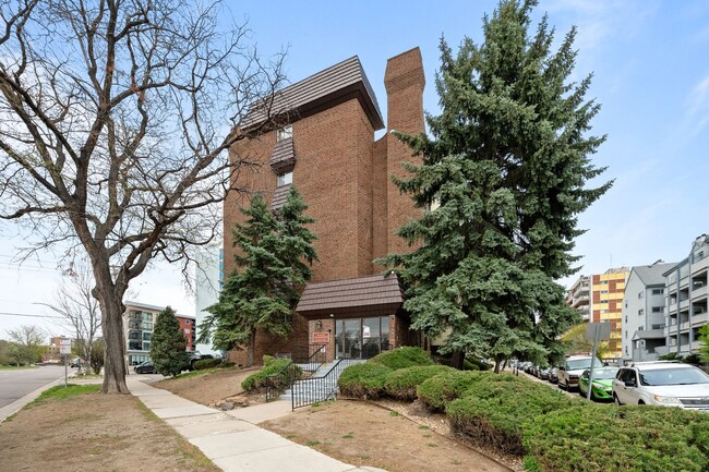 Building Photo - Newly Renovated Condo!