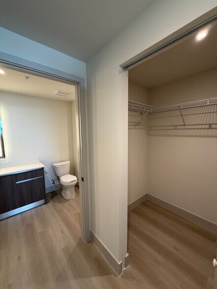 Building Photo - 1549 Van Buren St