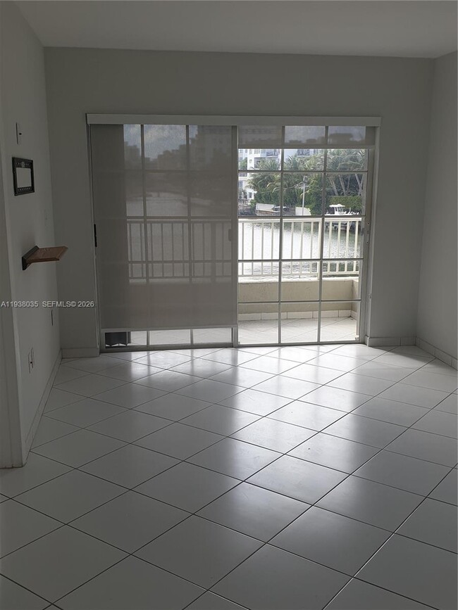 Building Photo - 2600 Collins Ave