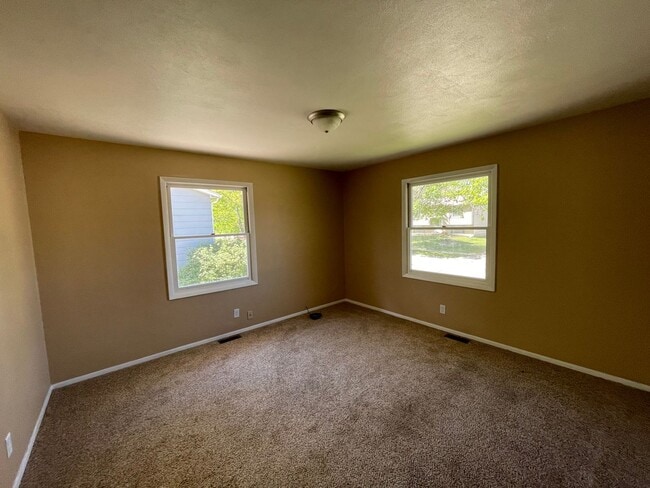 Building Photo - Great Location in West Rock Island!