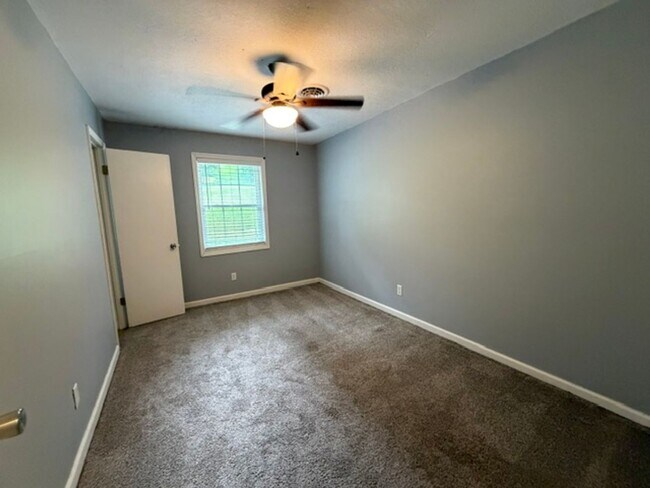 Building Photo - 4040 Lynncrest Dr NE