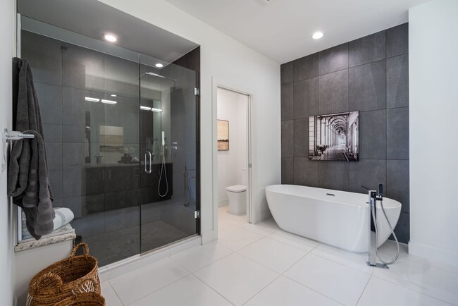 Building Photo - LUX 3BD, 5BA Townhome Near Cherry Creek, C...