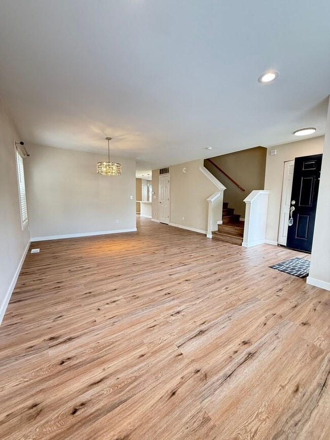 Building Photo - Move in Ready Luxury 4 Bedroom, 2.5 bath h...