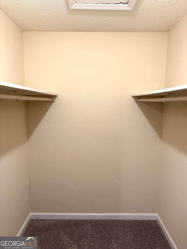 Building Photo - 1600 Oakpoint Dr SW