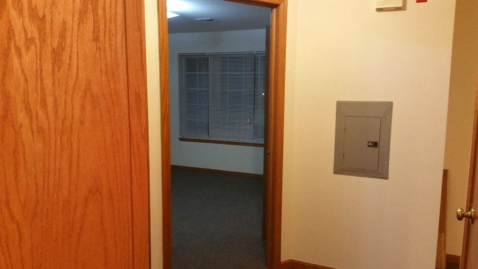 Building Photo - 320 E Tyranena Park Rd