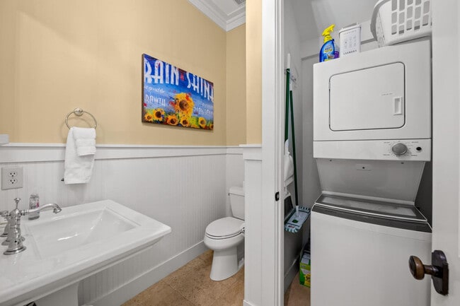 Building Photo - 2469 Bungalo Ln