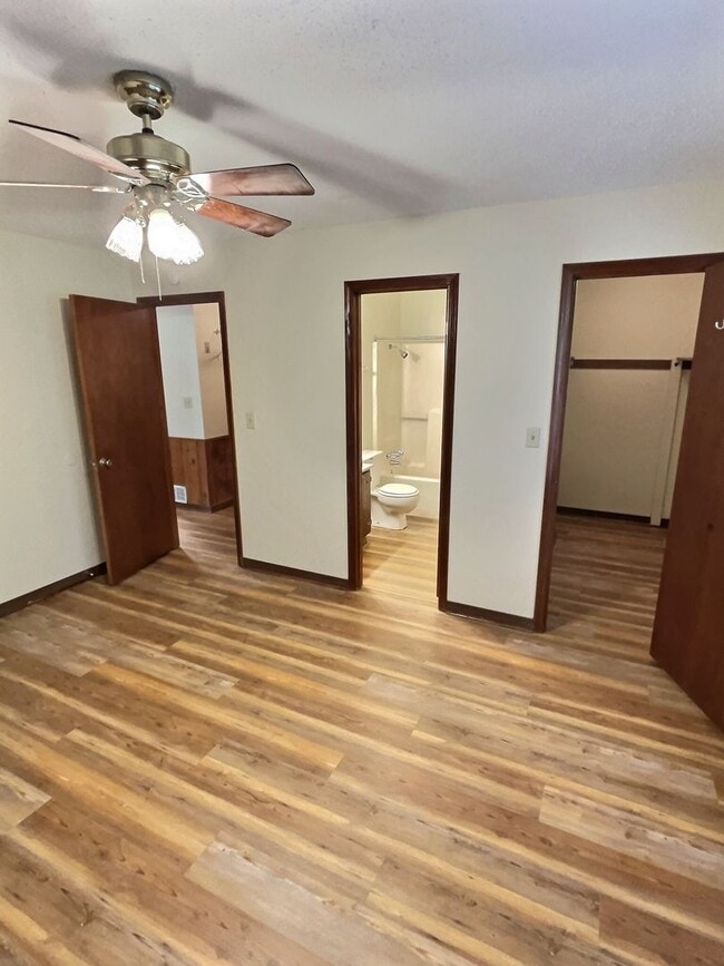 Building Photo - 1115 Hickory Dr
