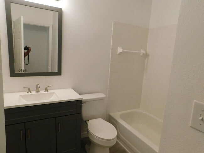 Building Photo - 2 Bed 2 Bath Split Plan Condo at Sunset Lake on Turkey Lake