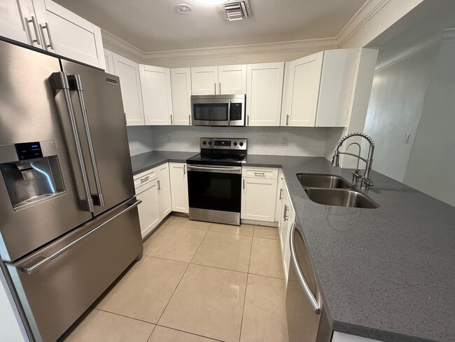 Building Photo - 2300 SW 43rd Terrace