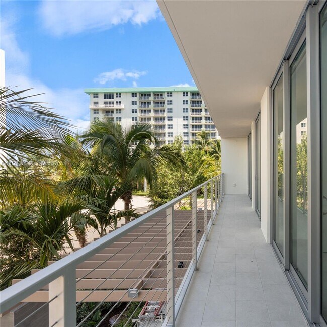 Building Photo - 10281 W Bay Harbor Dr