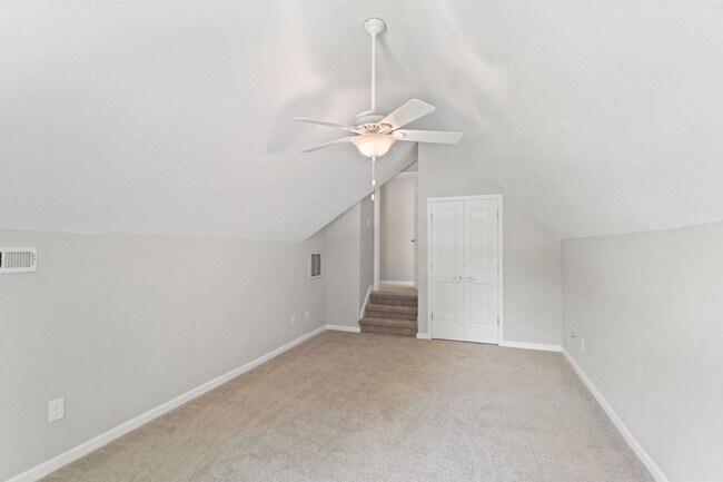Building Photo - 5BR/3BA with Fresh Paint and New Carpet in...