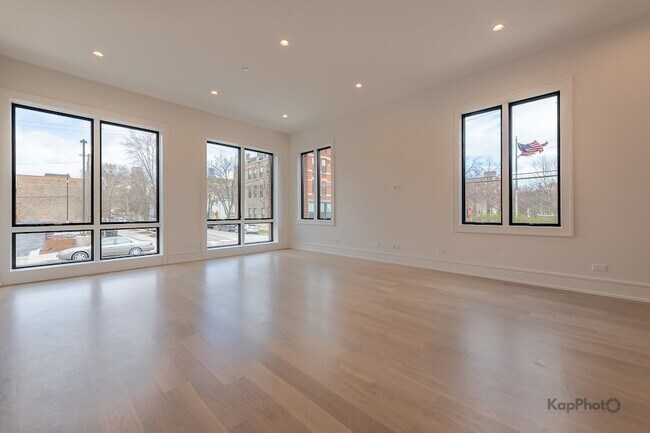 Building Photo - 901 W Cullerton St