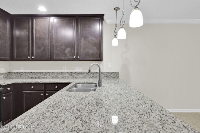 Building Photo - 452 Walnut Dr