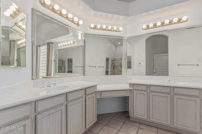 Building Photo - 408 N Falcon Ct