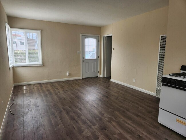 Building Photo - 330 Avenida Cabrillo