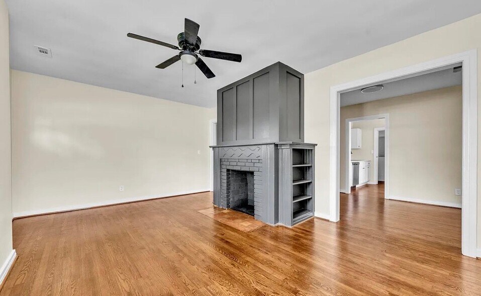 Building Photo - 741 Center Pl SW