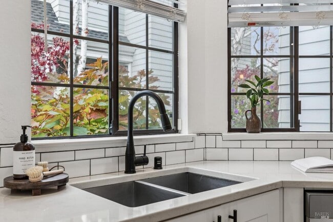 Building Photo - 93 Ashford Ave