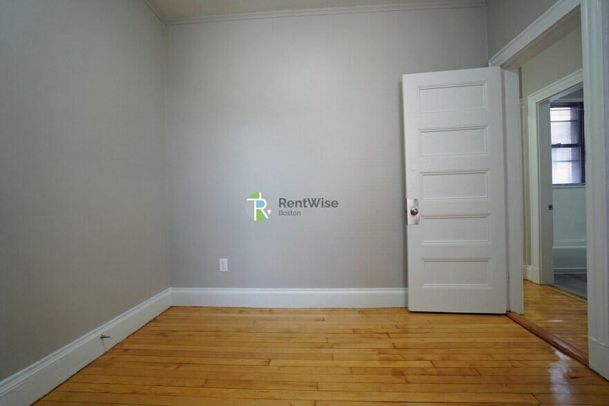 Building Photo - 72 Gardner St