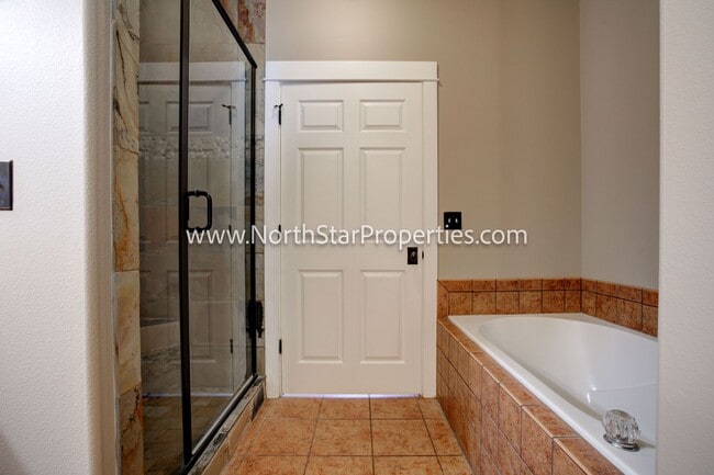 Building Photo - Beautiful Home On 10 Acres. Horse property