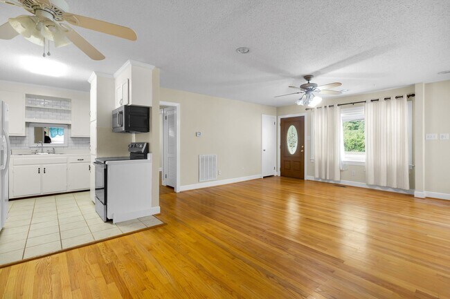 Building Photo - 120 Bernhurst Rd