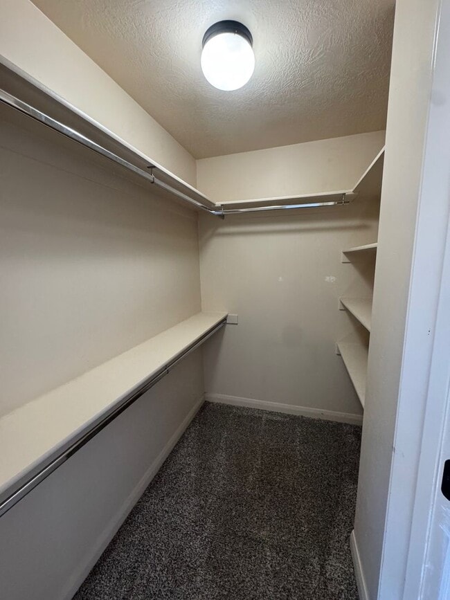 Building Photo - Charming 3 bed 2.5 bath townhome