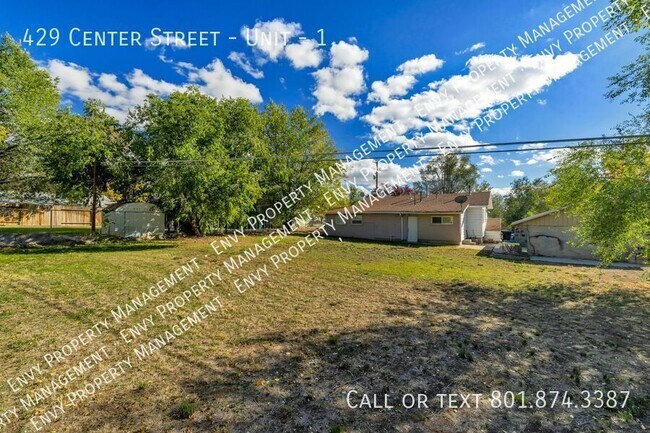 Building Photo - 429 Center St