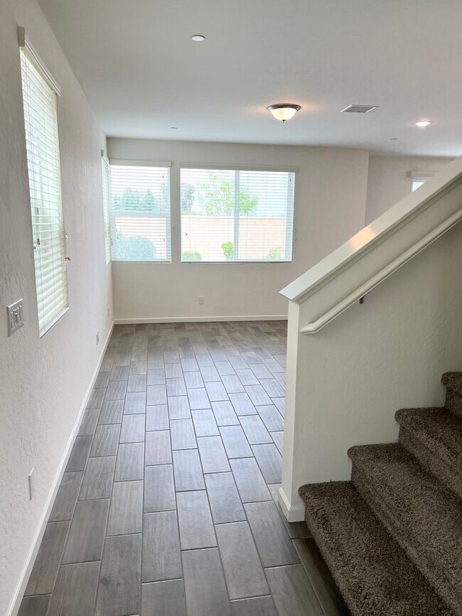 Building Photo - 3/2.5 In North Clovis Near Buchanan High School