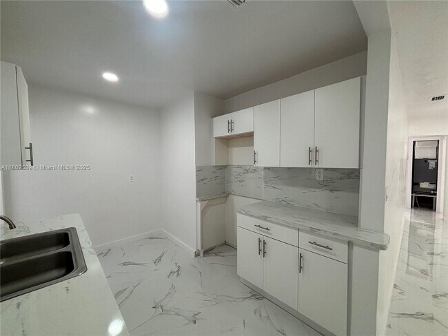 Building Photo - 191 W 59th St