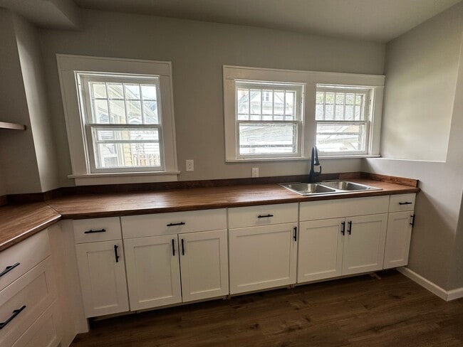 Building Photo - Three Bedroom Home in Battle Creek