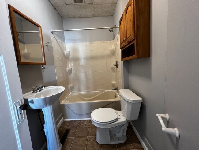 Building Photo - $2,200 | 3 Bedroom + Bonus Room , 2 Bathro...