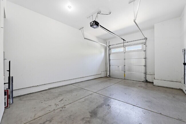 Building Photo - 3 Bed, 2.5 Bath Townhome Centrally Located– Bend, OR