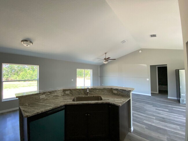 Building Photo - Desirable SW Ocala Neighborhood 3/2/2 **WON"T LAST**