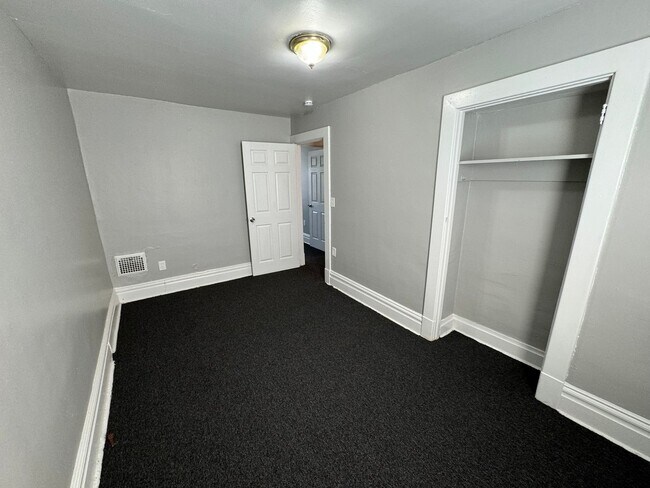 Building Photo - 7321 Woodlawn Ave