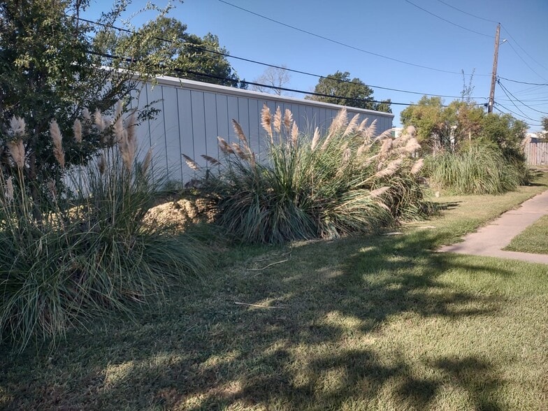 Building Photo - 7912 Bles Ave