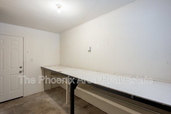 Building Photo - 522 E Balboa Dr
