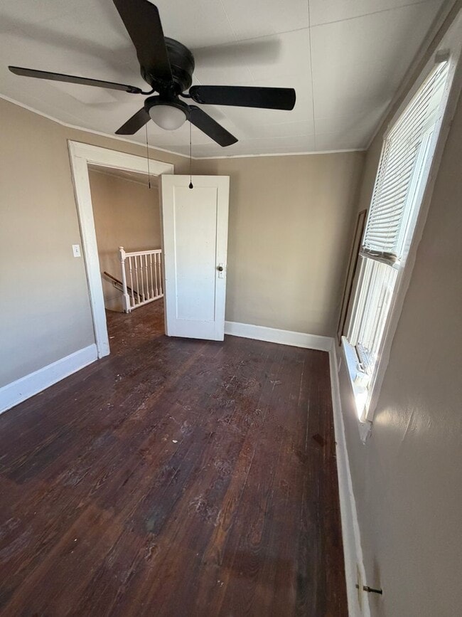 Building Photo - Spacious Duplex