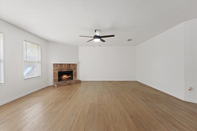 Building Photo - 702 Lowe Dr