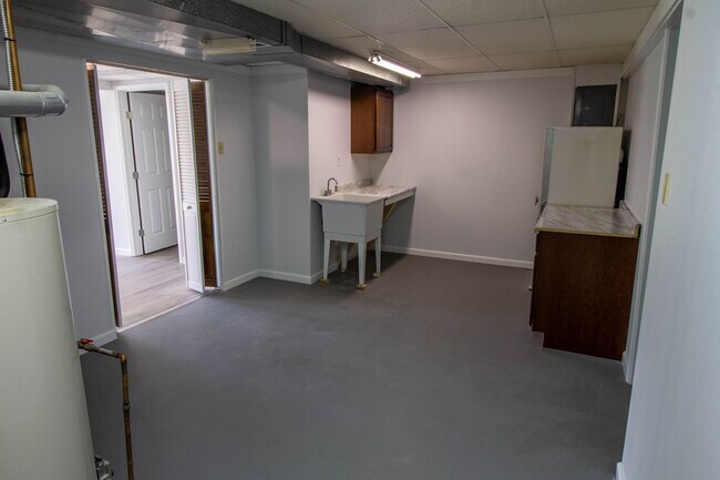 Building Photo - This conveniently located townhome is read...