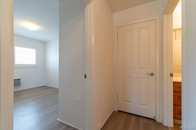 Building Photo - $2300 / 1br - 500ft2 - 1br/1ba/2pkg Townho...